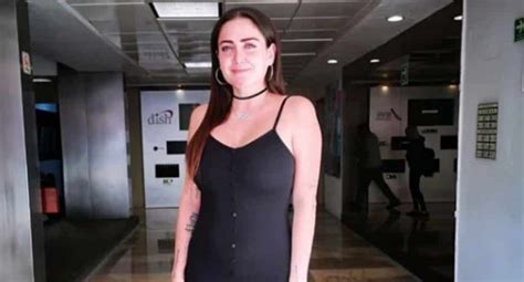 celia lora en toples|Celia Lora se quedó en topless y mostró los senos por la ventana